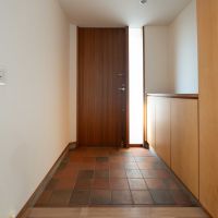 横浜市鶴見区北寺尾の賃貸物件/2階玄関）靴棚、傘棚、クローゼットが付いている