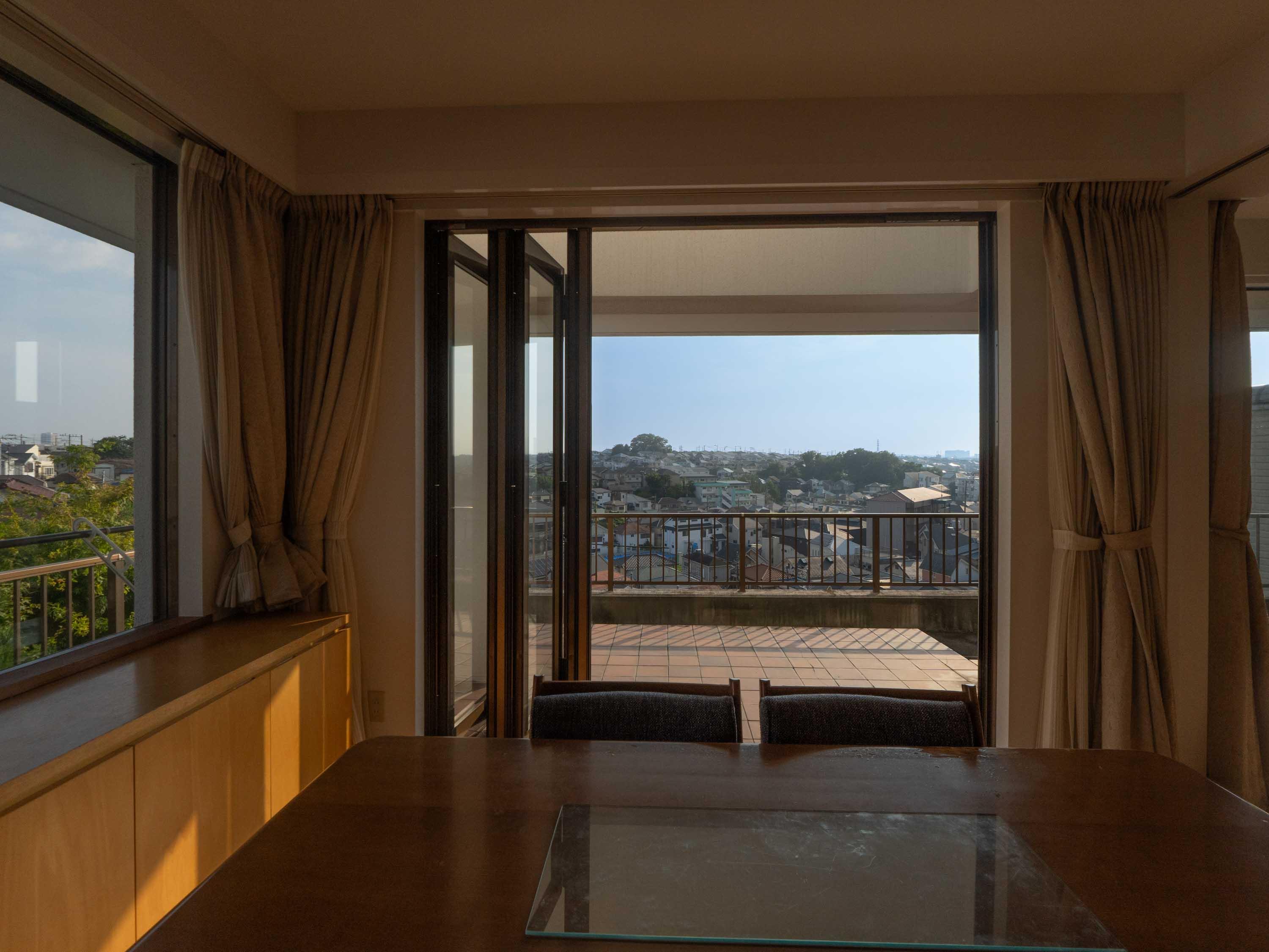 横浜市鶴見区北寺尾の賃貸物件/2階LDK）テラスと繋げてダイニングを拡張することも可能（手前のテーブルセットは撤去済）