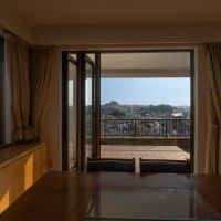 横浜市鶴見区北寺尾の賃貸物件/2階LDK）テラスと繋げてダイニングを拡張することも可能（手前のテーブルセットは撤去済）