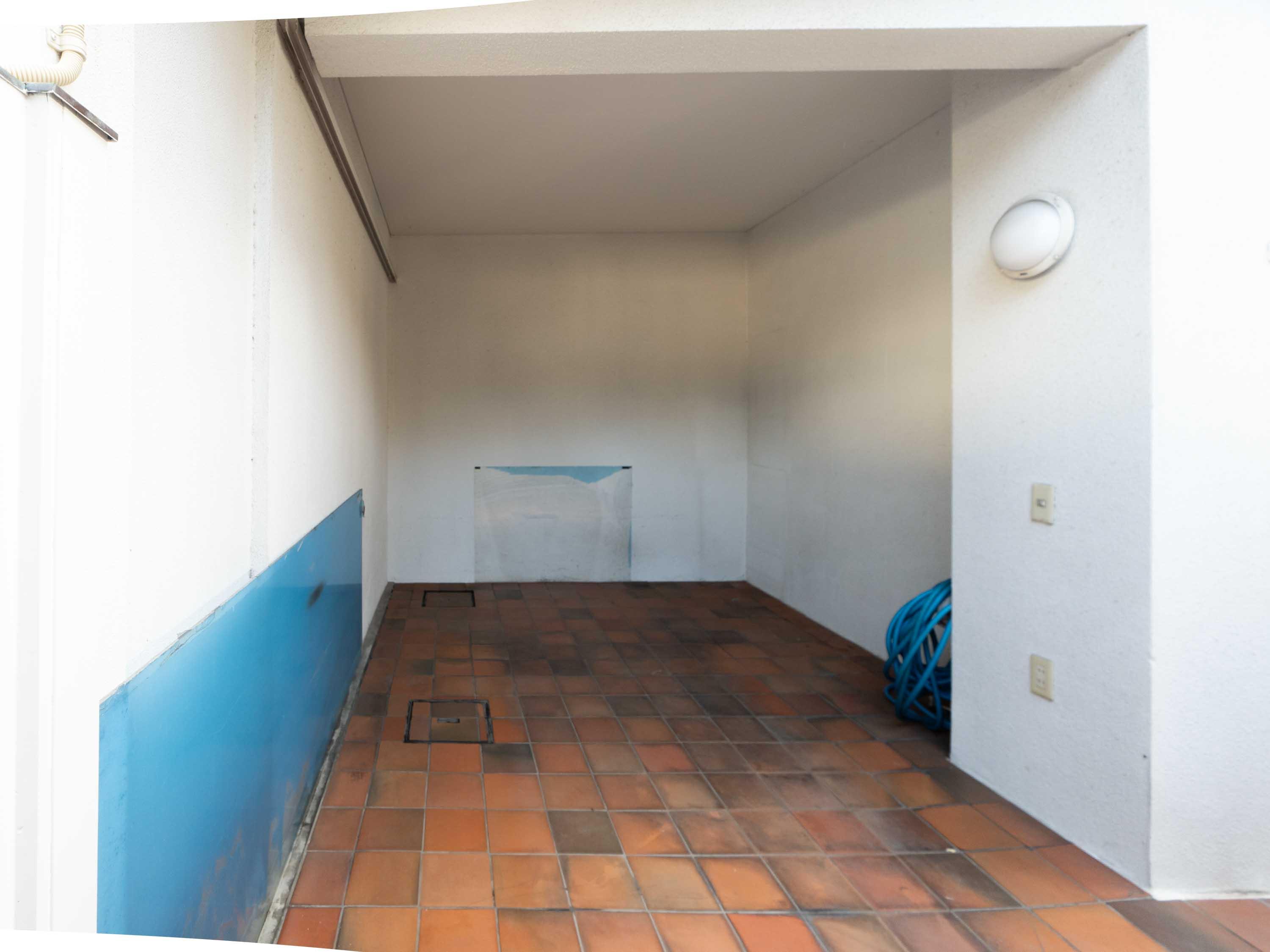 横浜市鶴見区北寺尾の賃貸物件/1階専用駐車場）車や自転車置き場としてお使いください。シャッター付きです