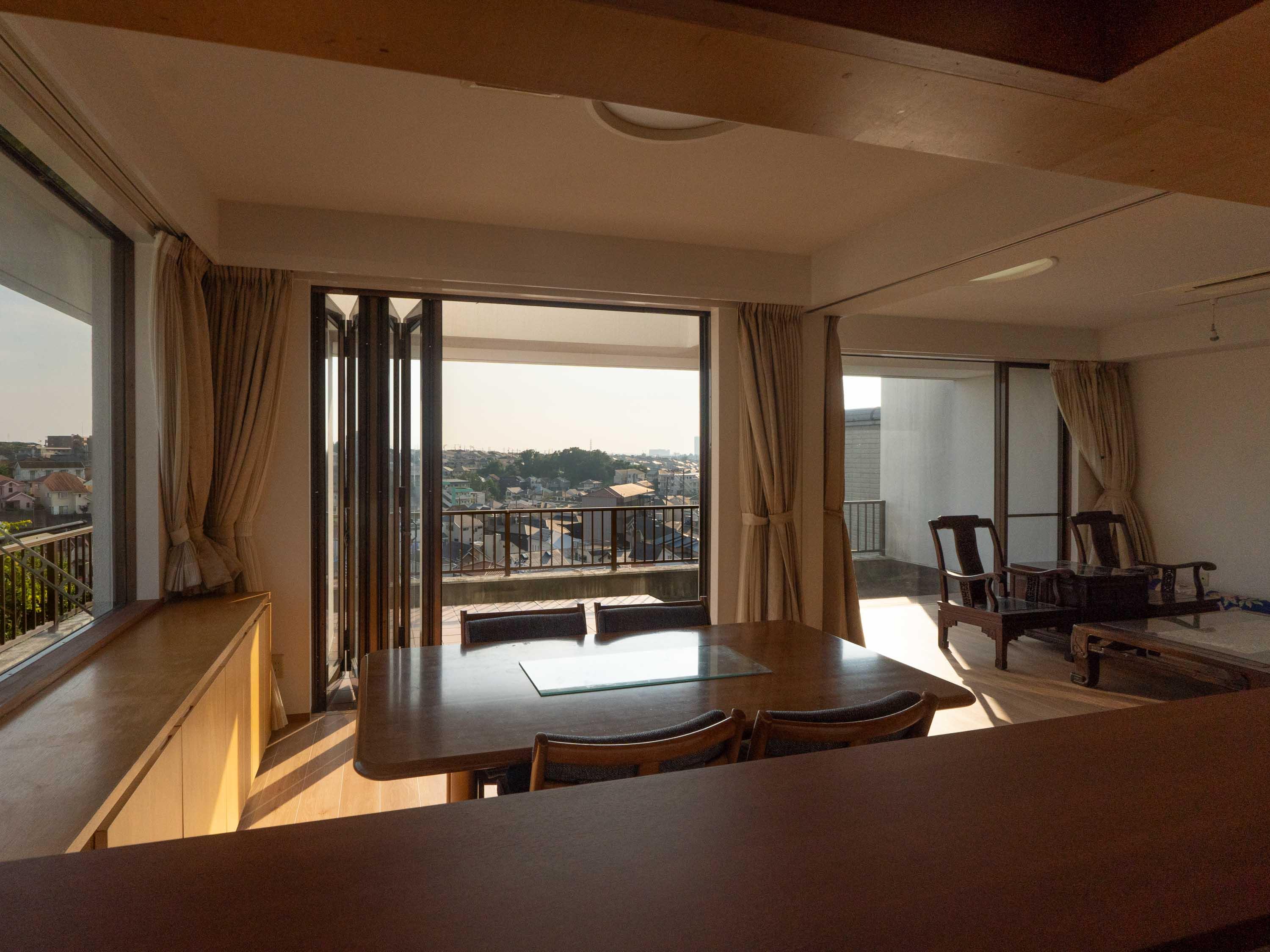 横浜市鶴見区北寺尾の賃貸物件/2階LDK）キッチンから見た視点。料理しながら、食事しながら、団欒しながら景色を楽しめる