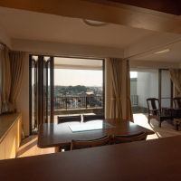 横浜市鶴見区北寺尾の賃貸物件/2階LDK）キッチンから見た視点。料理しながら、食事しながら、団欒しながら景色を楽しめる