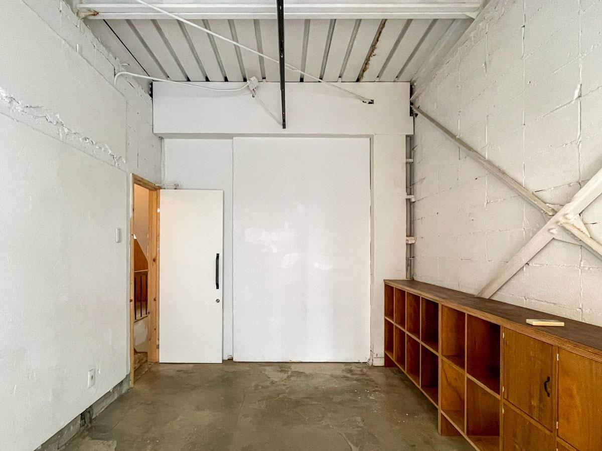 中央区日本橋横山町の賃貸物件/モルタルの床、デッキプレートのかっこいい空間。天井も高く気持ちがいいです