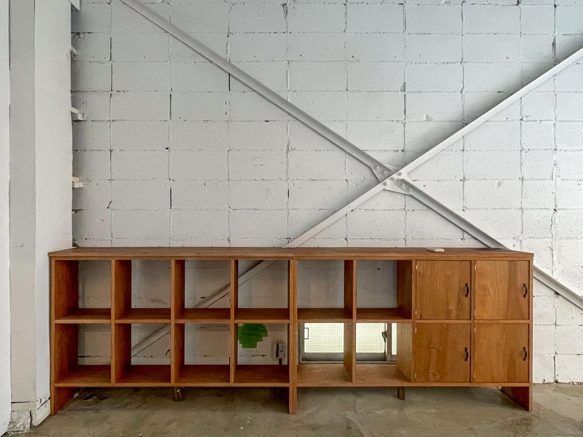 中央区日本橋横山町の賃貸物件/かっこよく造作された木の棚は残置物としてご利用いただけます。書類をいれたり、インテリアとしても◎