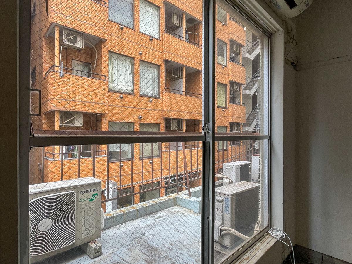 中央区日本橋横山町の賃貸物件/専有部分の外にはバルコニー（隣の区画と続いている形）。サッシが古く、開け閉めは大変ですが、外で息抜きできるのは嬉しい