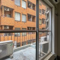 中央区日本橋横山町の賃貸物件/専有部分の外にはバルコニー（隣の区画と続いている形）。サッシが古く、開け閉めは大変ですが、外で息抜きできるのは嬉しい