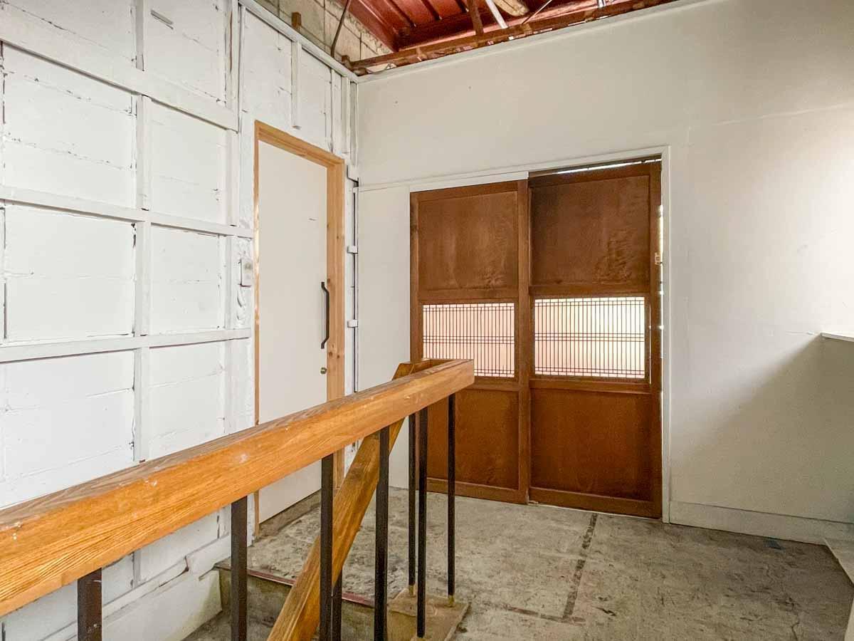 中央区日本橋横山町の賃貸物件/階段上がって左側の白い扉が今回の募集区画の入口です