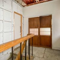 中央区日本橋横山町の賃貸物件/階段上がって左側の白い扉が今回の募集区画の入口です