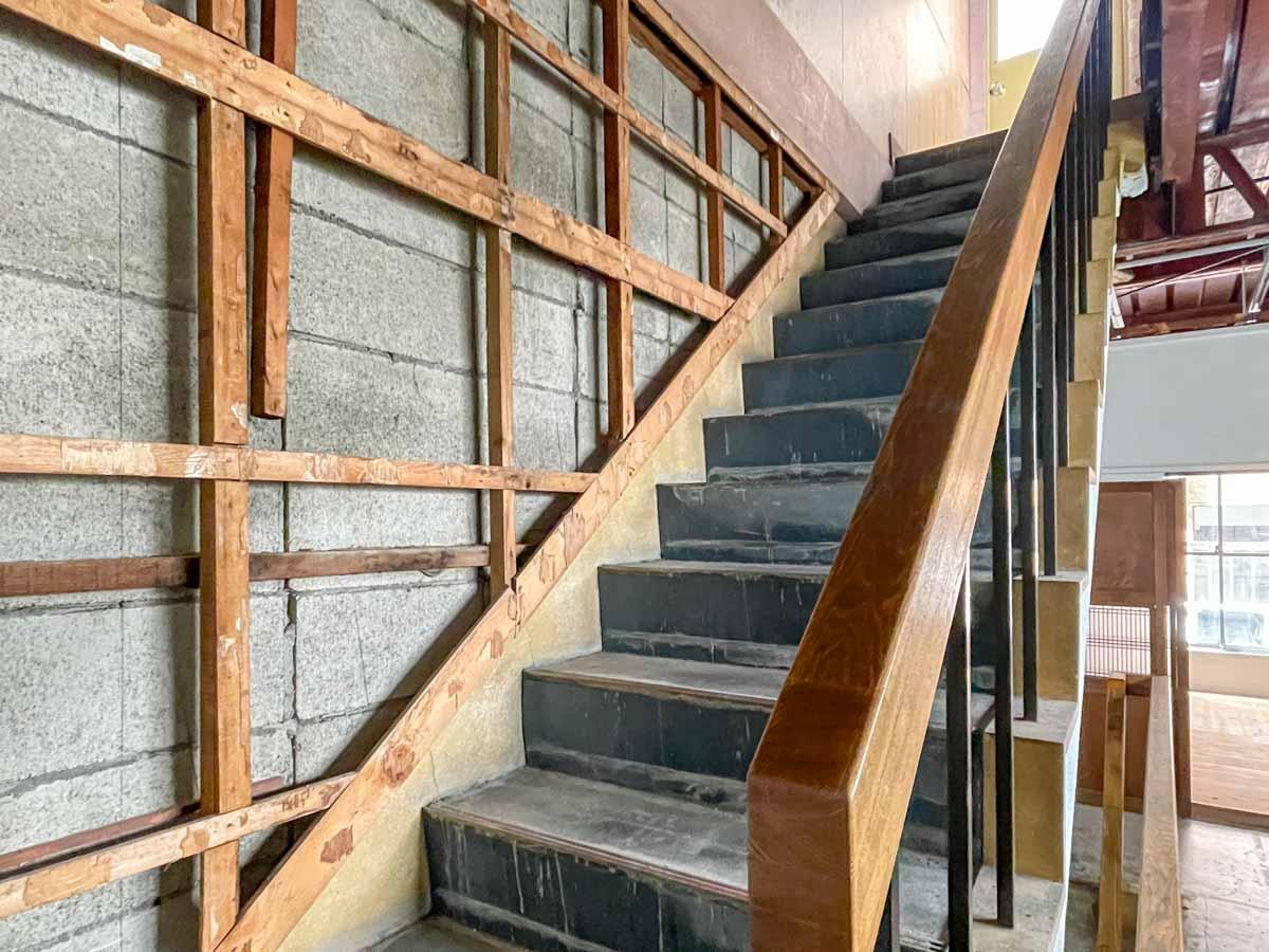 中央区日本橋横山町の賃貸物件/古いビルならではの渋さが建物全体から感じられる。こちらを上った先には共用の屋上スペース