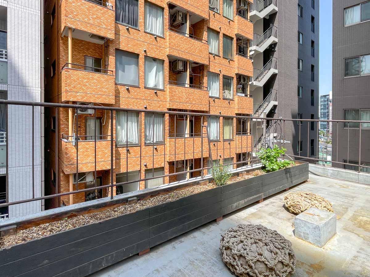 中央区日本橋横山町の賃貸物件/屋上にはプランターやハンモックなどが置かれている