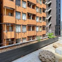 中央区日本橋横山町の賃貸物件/屋上にはプランターやハンモックなどが置かれている
