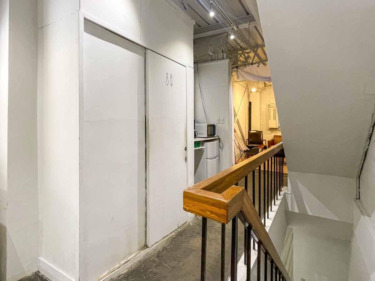 中央区日本橋横山町の賃貸物件/共用部廊下。トイレと流しがある