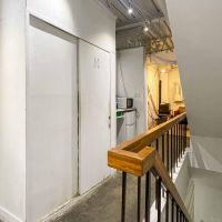 中央区日本橋横山町の賃貸物件/共用部廊下。トイレと流しがある