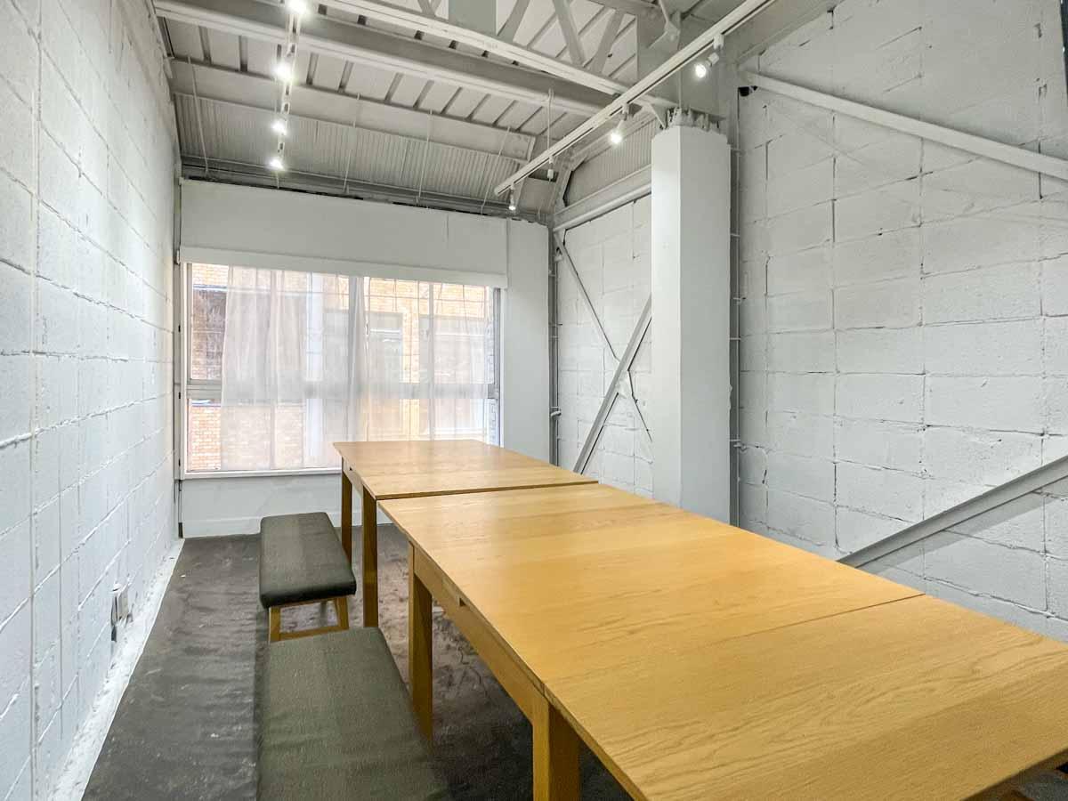 中央区日本橋横山町の賃貸物件/ミーティングに使いやすい大テーブルが共用部に。イベント利用の際には、移動して、広いスペースとして使うこともできる