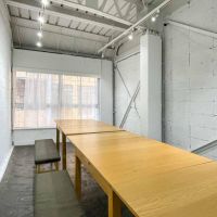 中央区日本橋横山町の賃貸物件/ミーティングに使いやすい大テーブルが共用部に。イベント利用の際には、移動して、広いスペースとして使うこともできる