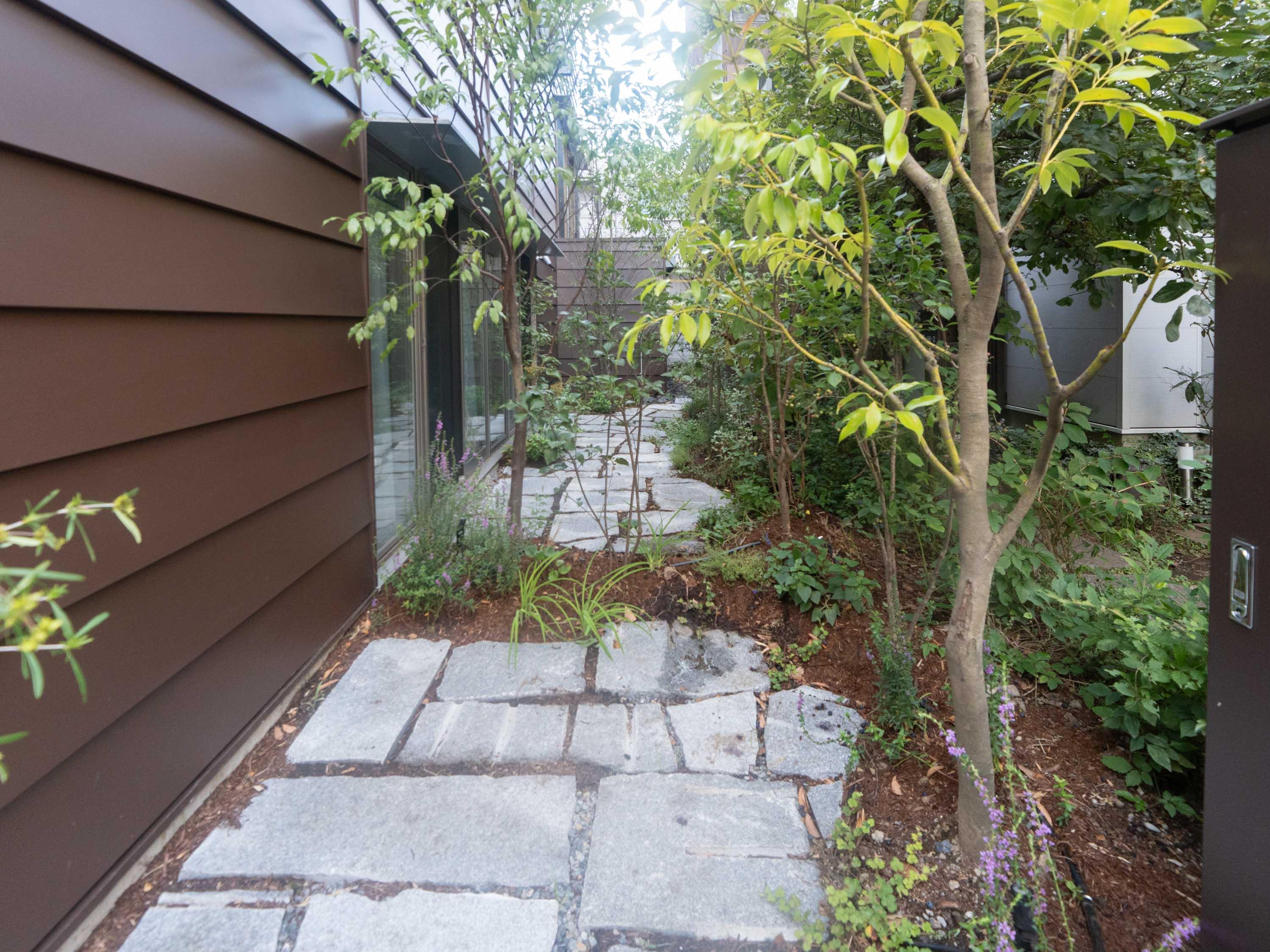 台東区上野桜木の賃貸物件/ダイニング脇には石畳の庭