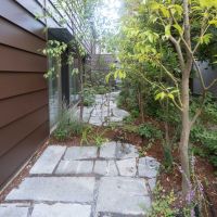 台東区上野桜木の賃貸物件/ダイニング脇には石畳の庭