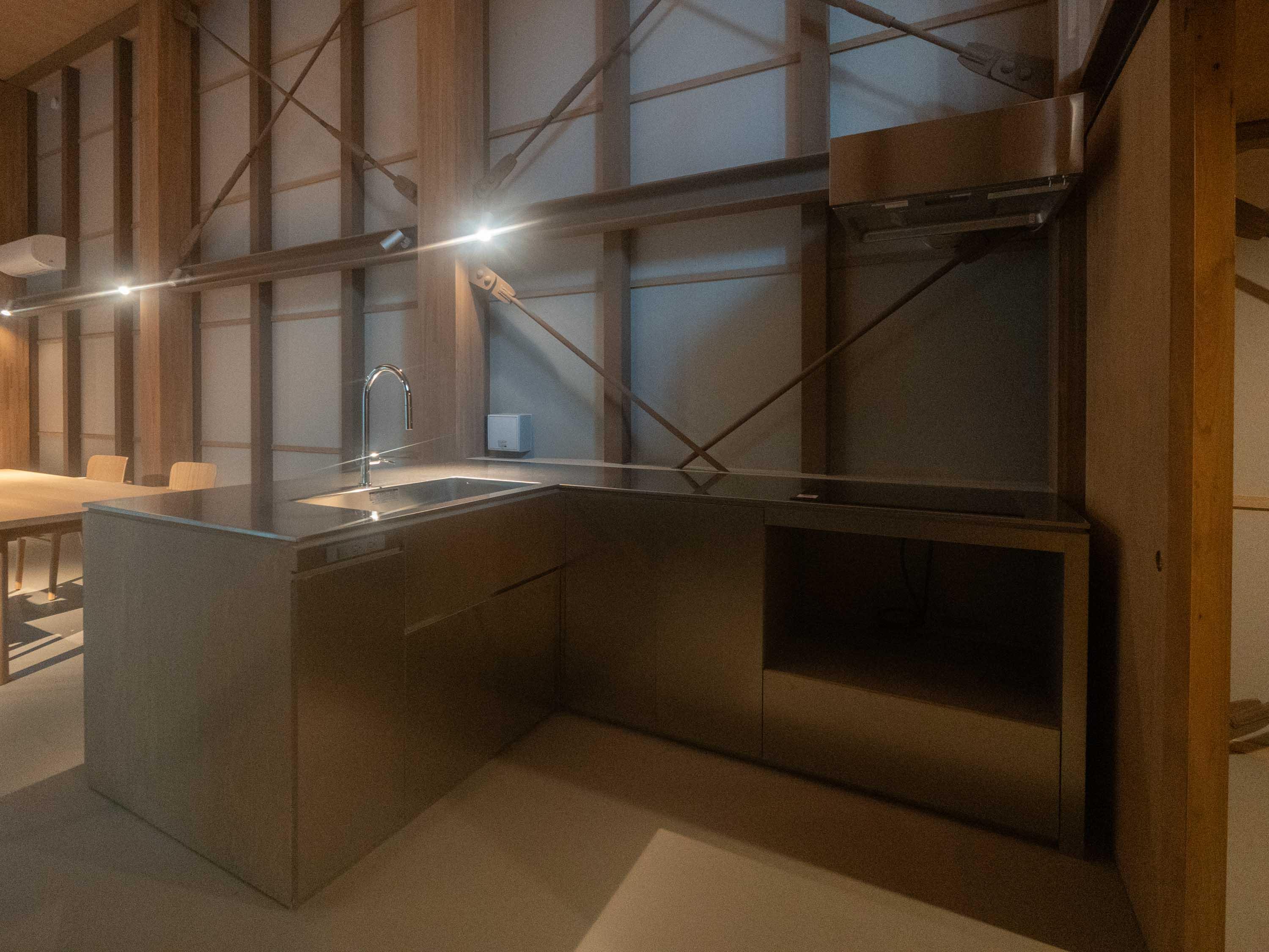 台東区上野桜木の賃貸物件/L字型のオープンキッチンはIHコンロ3口