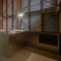 台東区上野桜木の賃貸物件/L字型のオープンキッチンはIHコンロ3口