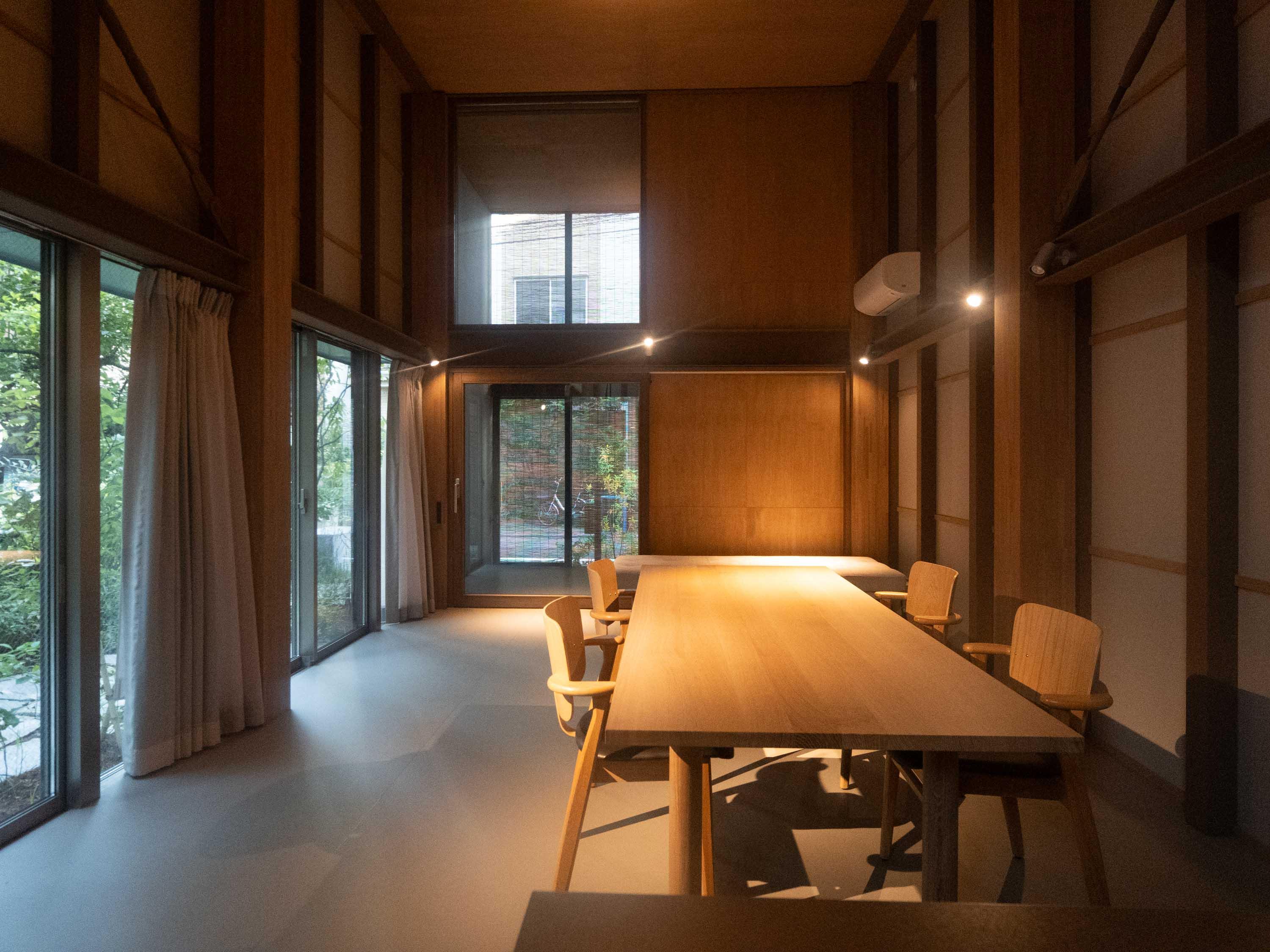 台東区上野桜木の賃貸物件/1階ダイニングは天高4m超えの吹き抜け空間。アトリエやオフィススペースとして利用するのも良さそう