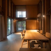 台東区上野桜木の賃貸物件/1階ダイニングは天高4m超えの吹き抜け空間。アトリエやオフィススペースとして利用するのも良さそう