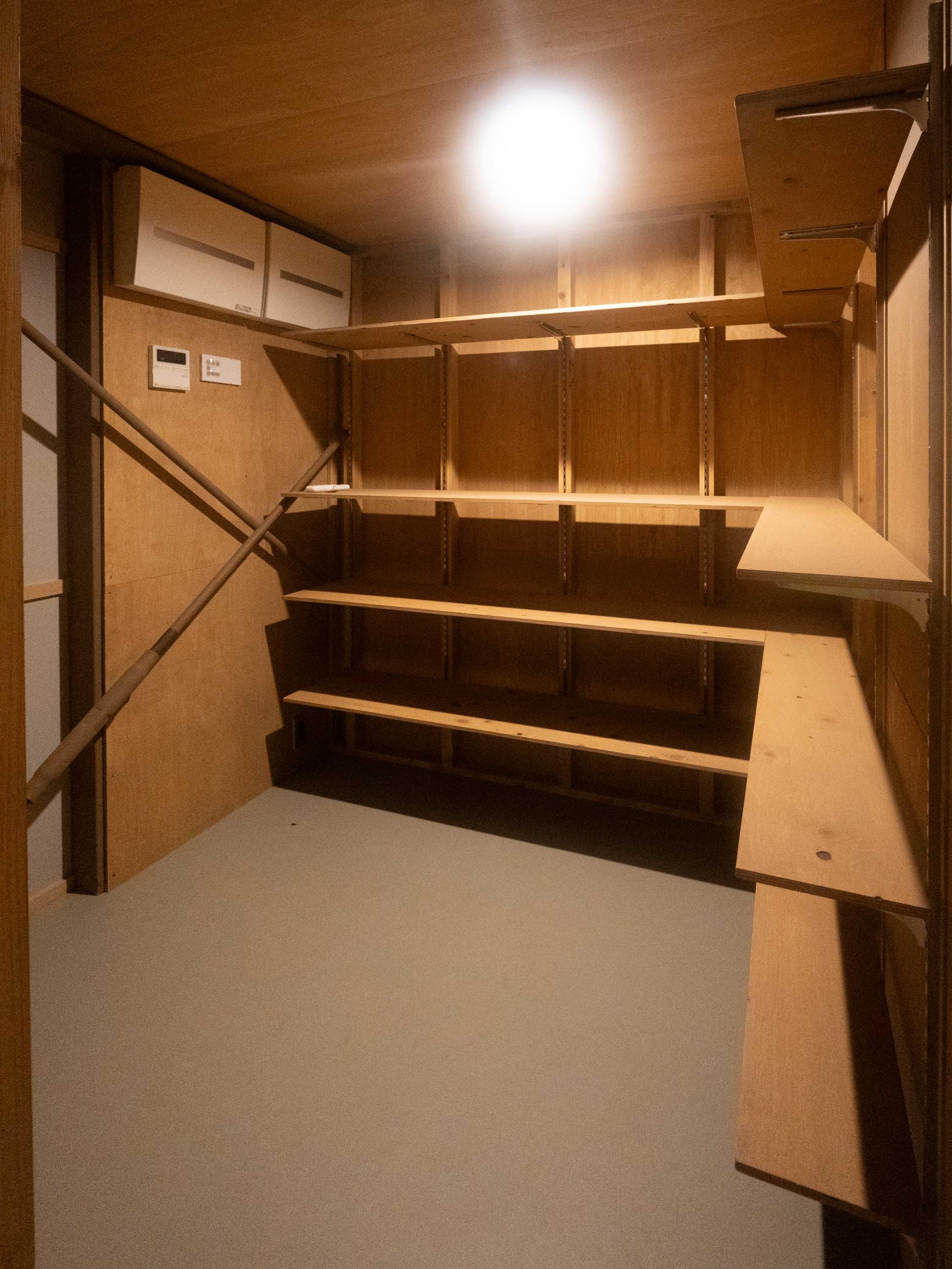 台東区上野桜木の賃貸物件/キッチン背後に大容量のパントリー