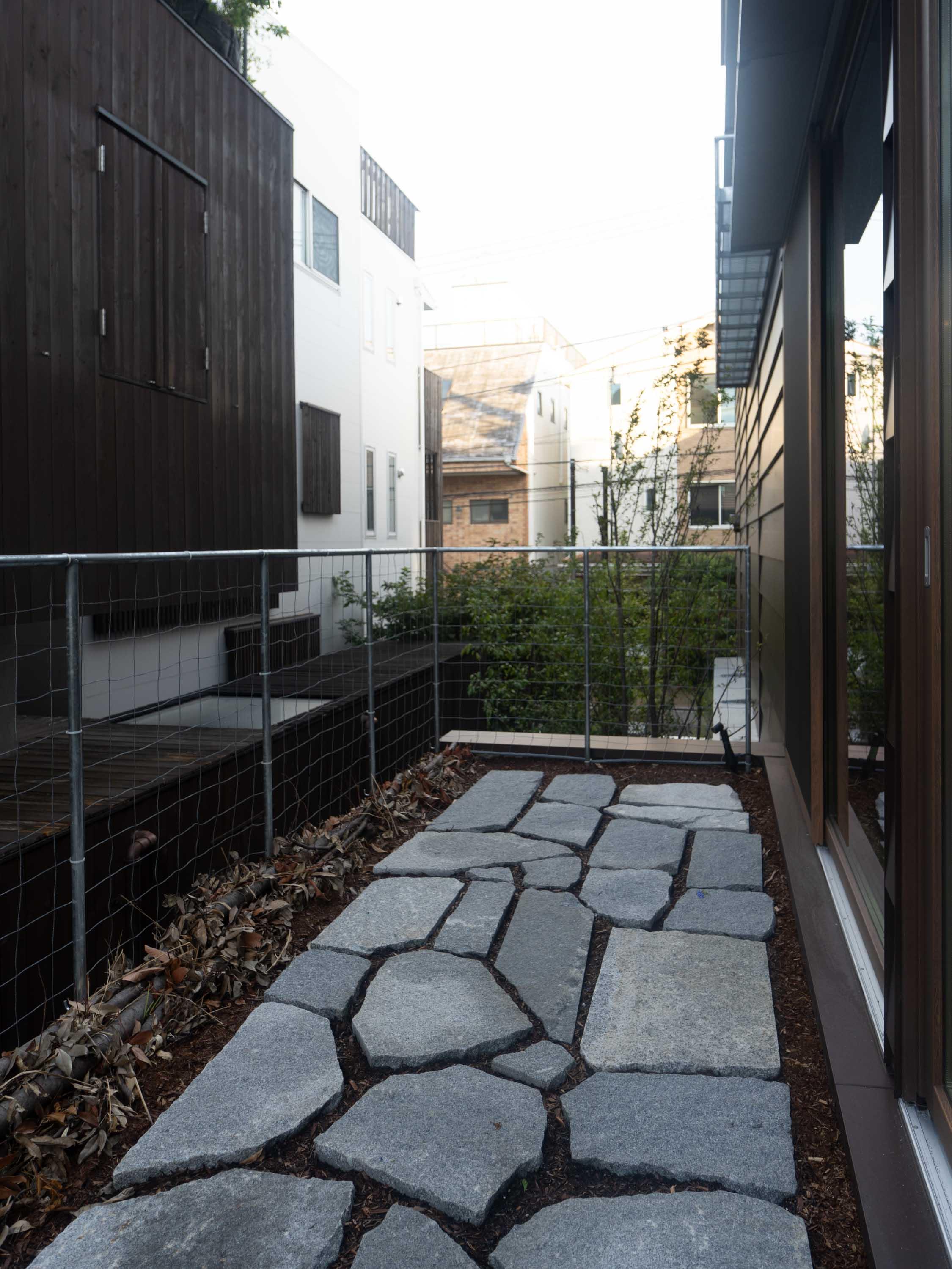 台東区上野桜木の賃貸物件/リビング脇に石畳のバルコニー