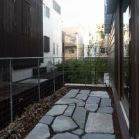 台東区上野桜木の賃貸物件/リビング脇に石畳のバルコニー