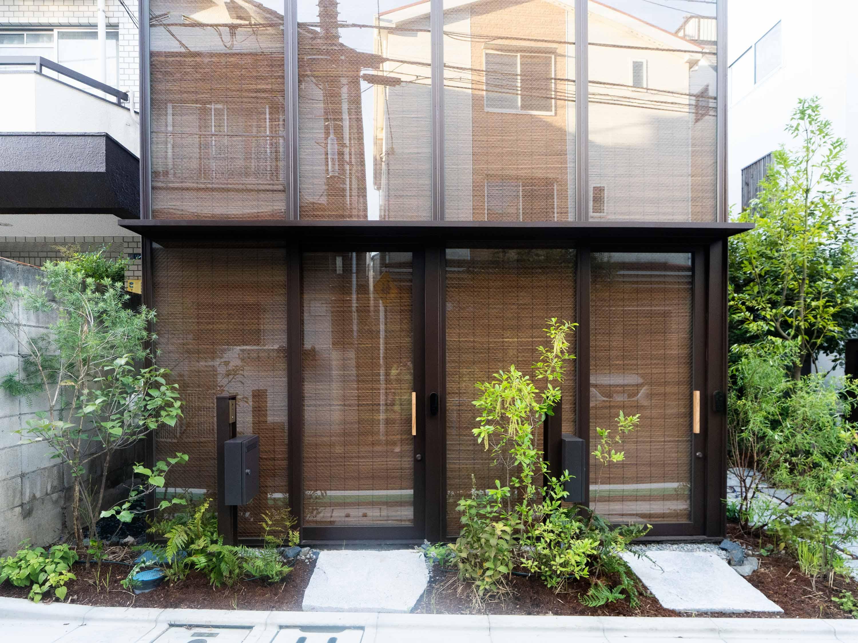 台東区上野桜木の賃貸物件/入口。今回募集は右半分の区画