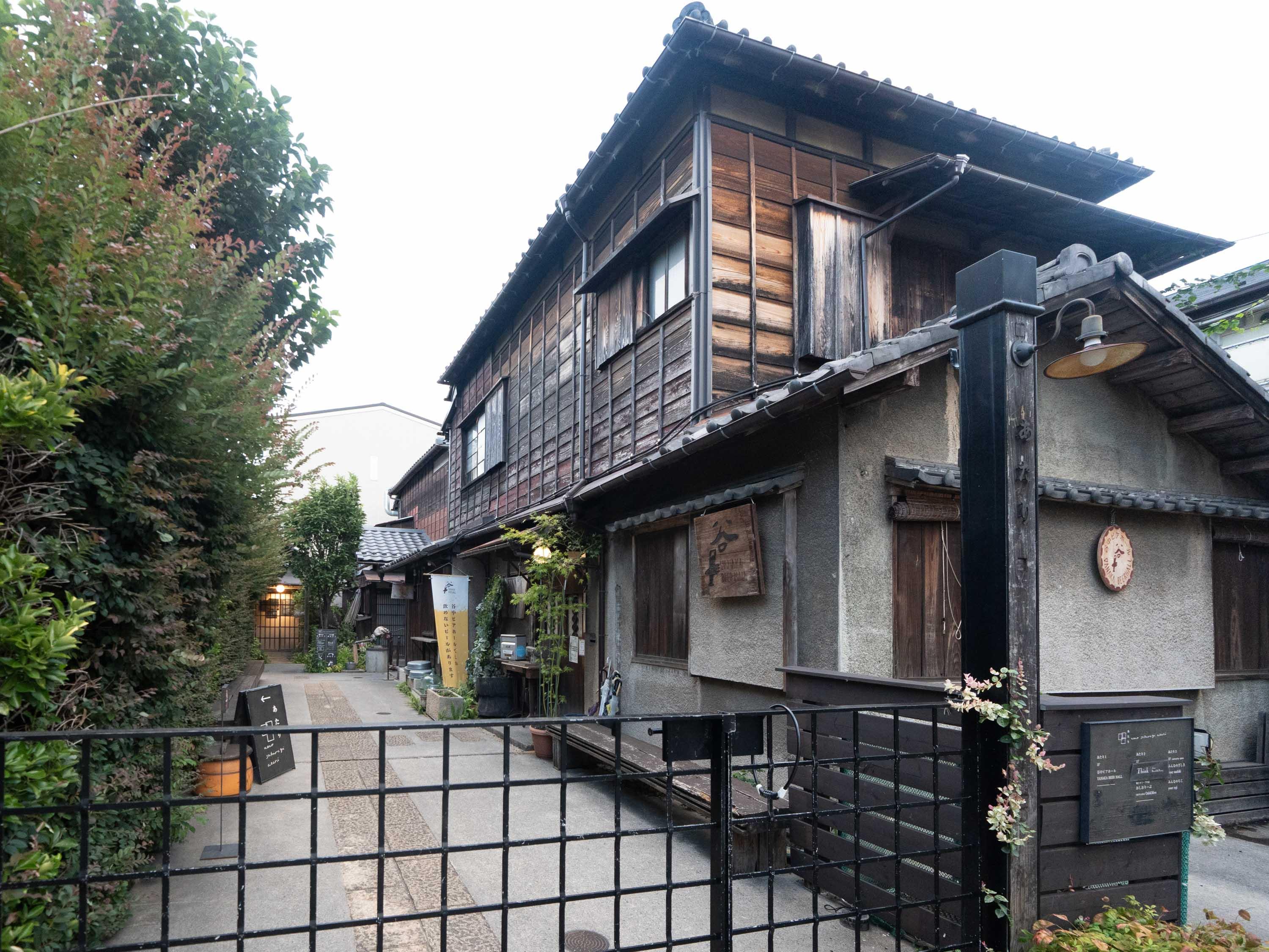 台東区上野桜木の賃貸物件/徒歩1分ほどの場所にある複合施設「上野桜木あたり」にはビアホールや洋菓子屋、塩とオリーブオイルの専門店などが入居している。