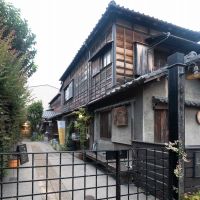 台東区上野桜木の賃貸物件/徒歩1分ほどの場所にある複合施設「上野桜木あたり」にはビアホールや洋菓子屋、塩とオリーブオイルの専門店などが入居している。