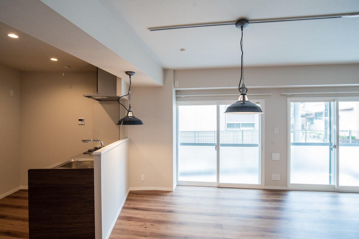 文京区千石の賃貸物件/並んだ窓からいい感じに光が入ってきます（竣工時に撮影した本区画の写真）