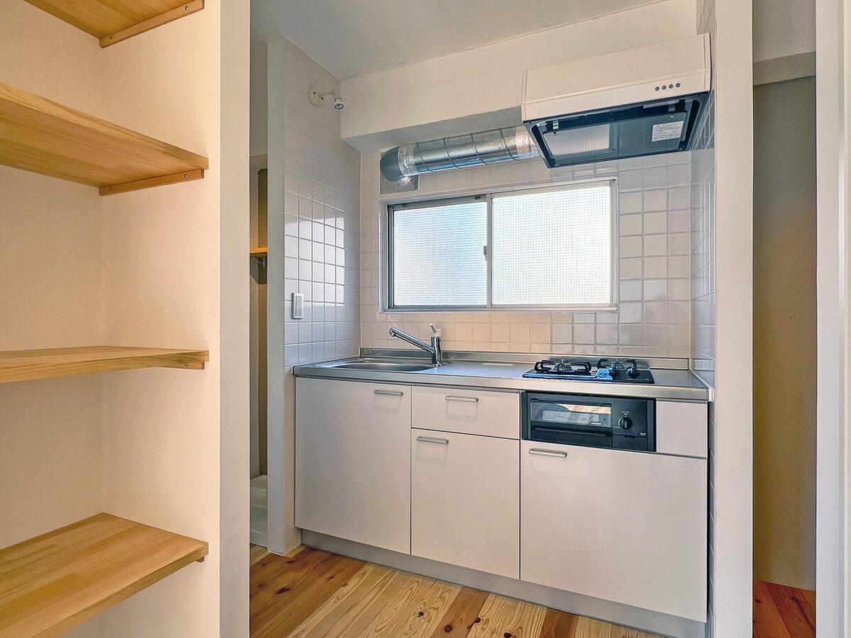 杉並区久我山の賃貸物件/キッチン脇の収納は調理家電の収納が可能です