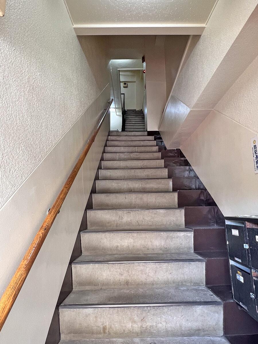 杉並区久我山の賃貸物件/共用階段は内階段。この階段を上り切った先が玄関です