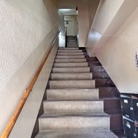 杉並区久我山の賃貸物件/共用階段は内階段。この階段を上り切った先が玄関です