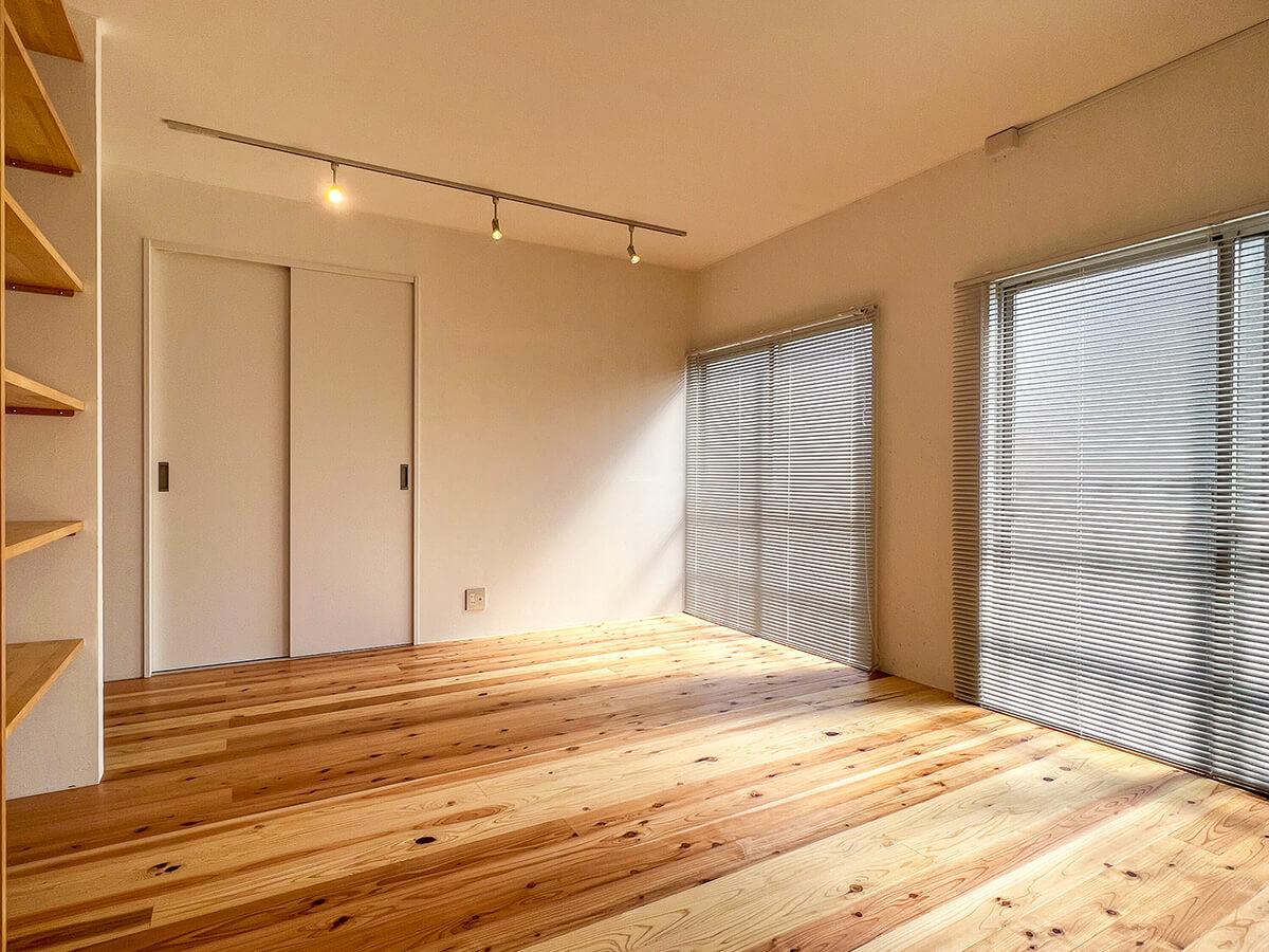 杉並区久我山の賃貸物件/ブラインドを下ろしても明るいくらい、日当たりは良好です