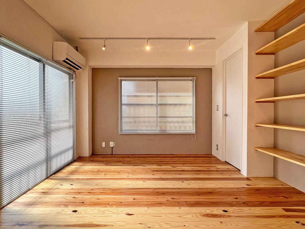 杉並区久我山の賃貸物件/備え付けのブラインドを下ろすとこんな感じ