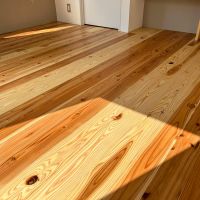 杉並区久我山の賃貸物件/杉材の無垢フローリング。柔らかい樹種なので、肌触りが良いのがポイントです