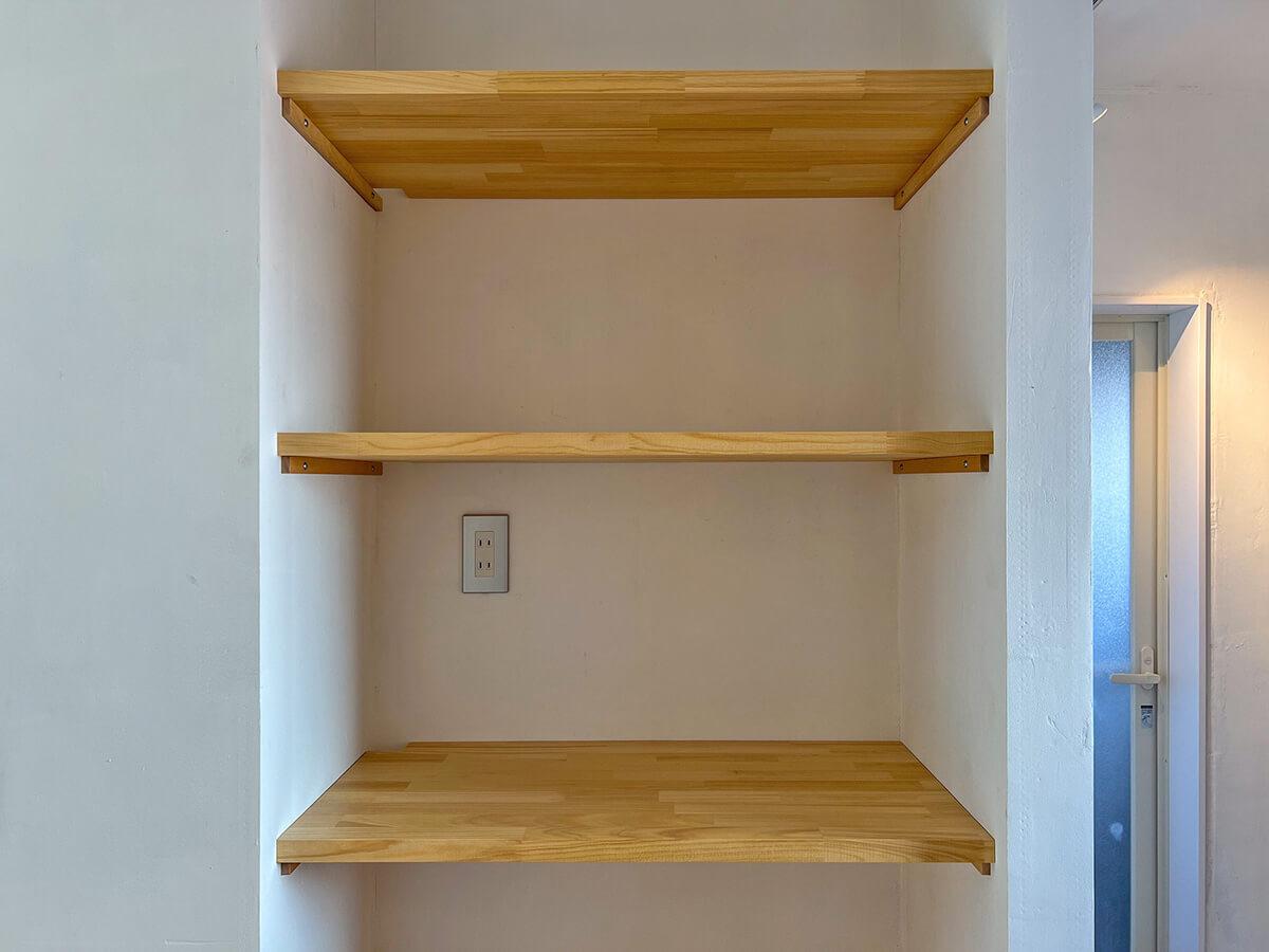 杉並区久我山の賃貸物件/コンセントと棚の後ろに電源コードを通すための穴が加工されています