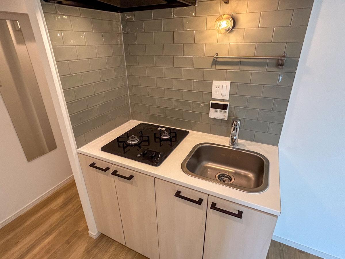 世田谷区北沢の賃貸物件/タイルと電球がかわいらしいキッチン