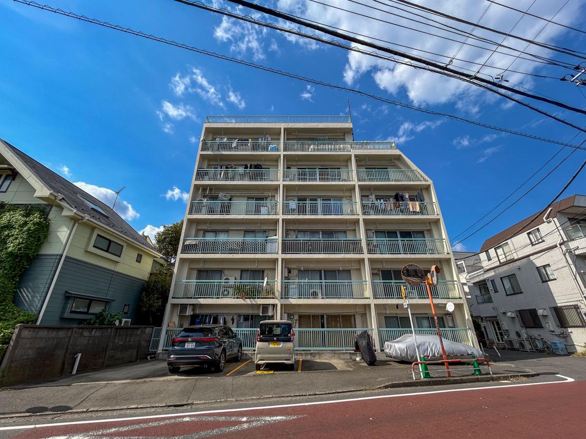 世田谷区北沢の賃貸物件/水色の手すりが似合うレトロマンション