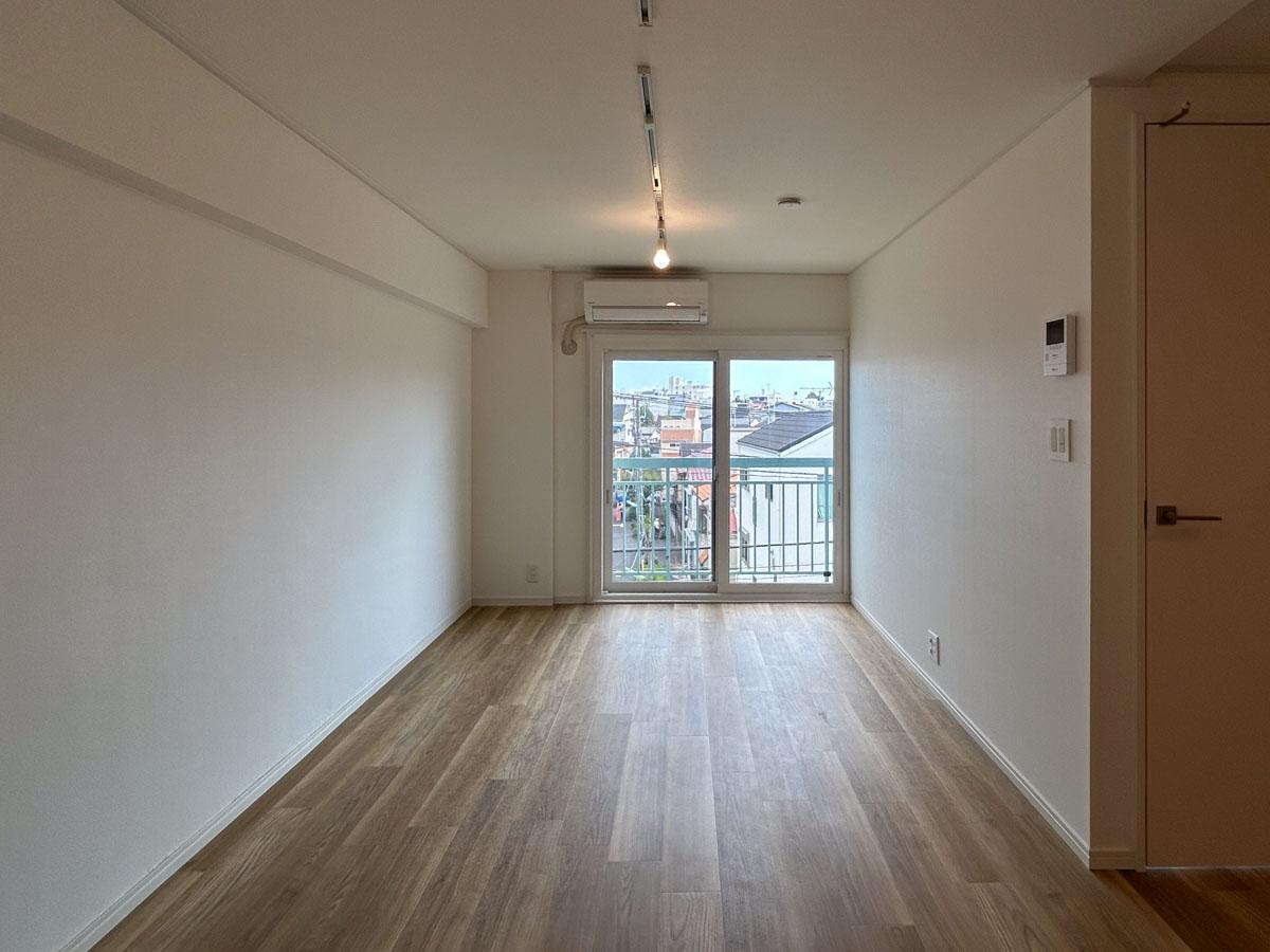 世田谷区北沢の賃貸物件/長方形の明るいリビング