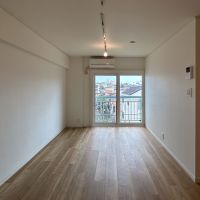 世田谷区北沢の賃貸物件/長方形の明るいリビング