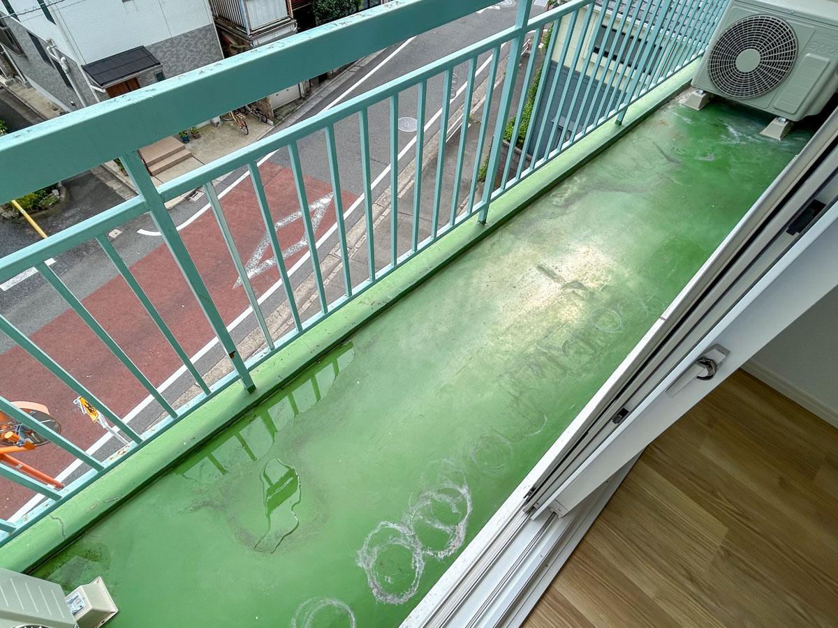 世田谷区北沢の賃貸物件/ベランダ。鉢植えや椅子も置けそうな広さ