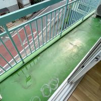 世田谷区北沢の賃貸物件/ベランダ。鉢植えや椅子も置けそうな広さ