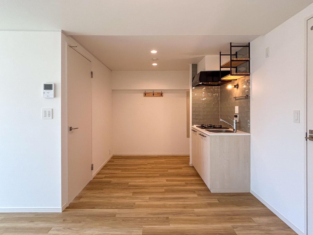 世田谷区北沢の賃貸物件/玄関前はこもり感のある空間。収納や作業するスペースとして使えそう