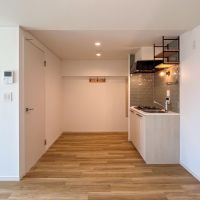 世田谷区北沢の賃貸物件/玄関前はこもり感のある空間。収納や作業するスペースとして使えそう