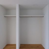 品川区上大崎の賃貸物件/収納は、上部にカーテンレールを設置しているため、お好みのカーテンや布を垂らしていただけます