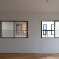 品川区上大崎の賃貸物件/東側のすりガラス窓は開けるとお隣さんの窓と向き合う形になります