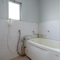 品川区上大崎の賃貸物件/写真の状態からクリーニングが入り、茶色くなっているホース共々水栓は全て変更するため、もっと綺麗になる予定（浴槽や床、タイルなどは変更なし）